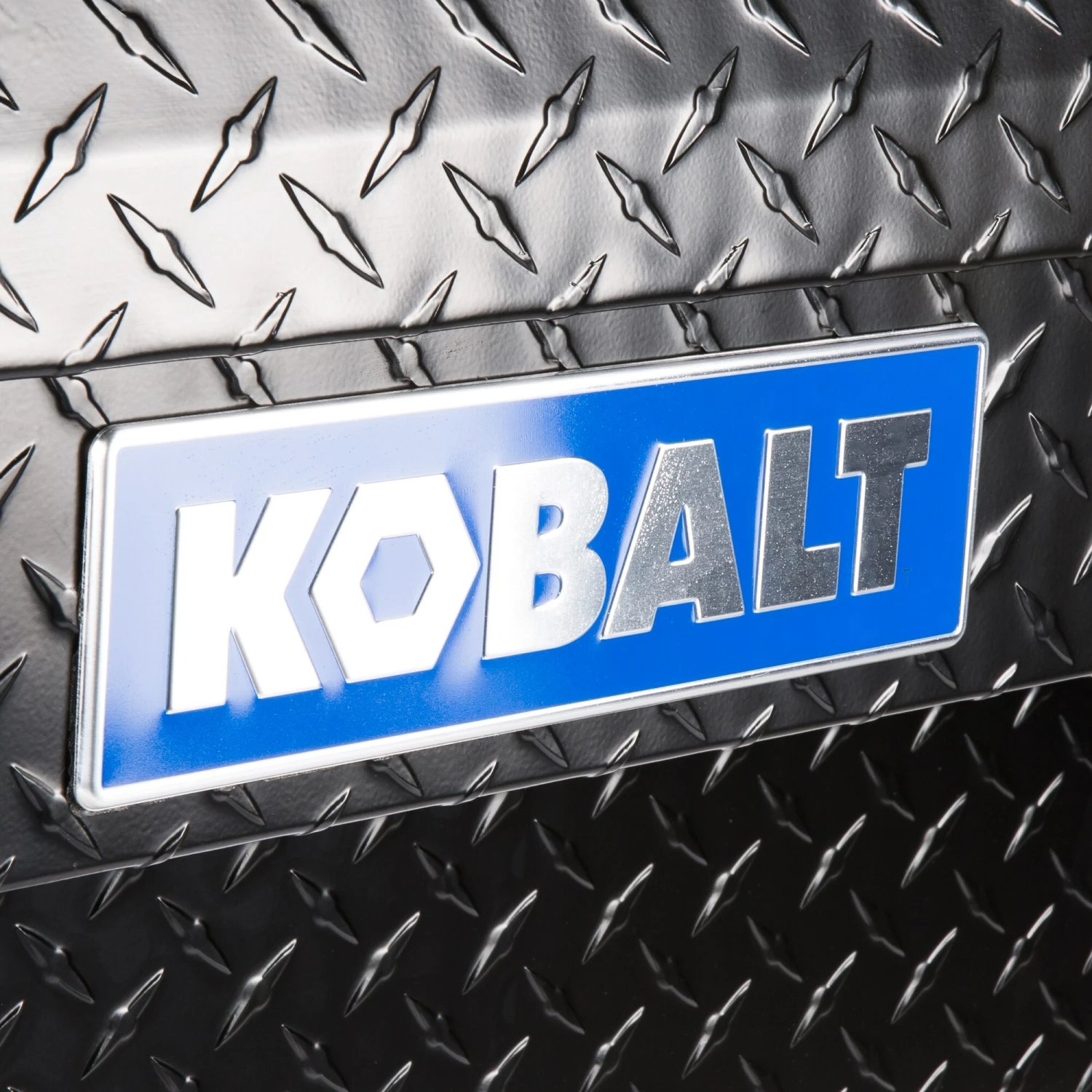 Kobalt Truck Tool Boxes 46.9-in x 15.8-in x 13-in Black Aluminum Crossover Truck Tool Box 7 Kobalt Truck Tool Boxes 46.9-in x 15.8-in x 13-in Black Aluminum Crossover Truck Tool Box - Image 7