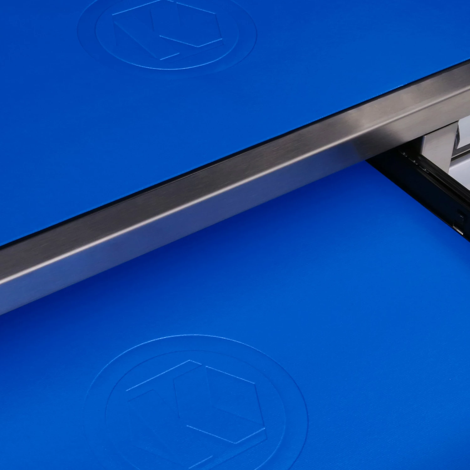 Kobalt Top Tool Chests 3000 Series 41-in W x 26.1-in H 8-Drawer Stainless Steel Tool Chest (Stainless Steel) 7 Kobalt Top Tool Chests 3000 Series 41-in W x 26.1-in H 8-Drawer Stainless Steel Tool Chest (Stainless Steel) - Image 7